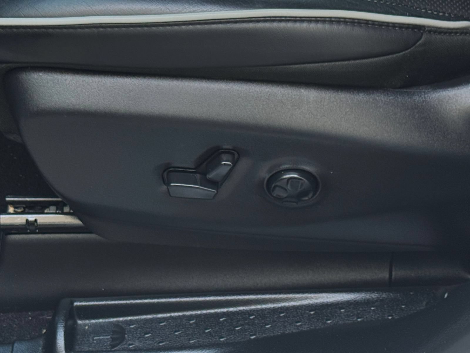 Used 2025 Chrysler Pacifica Limited FWD image 19