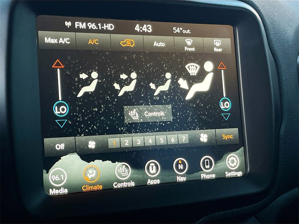 Used 2023 Jeep Renegade Latitude w/ Premium Group image 16