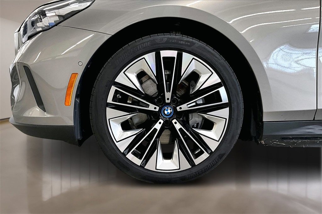 Used 2025 BMW i5 xDrive40 w/ Premium Package image 32