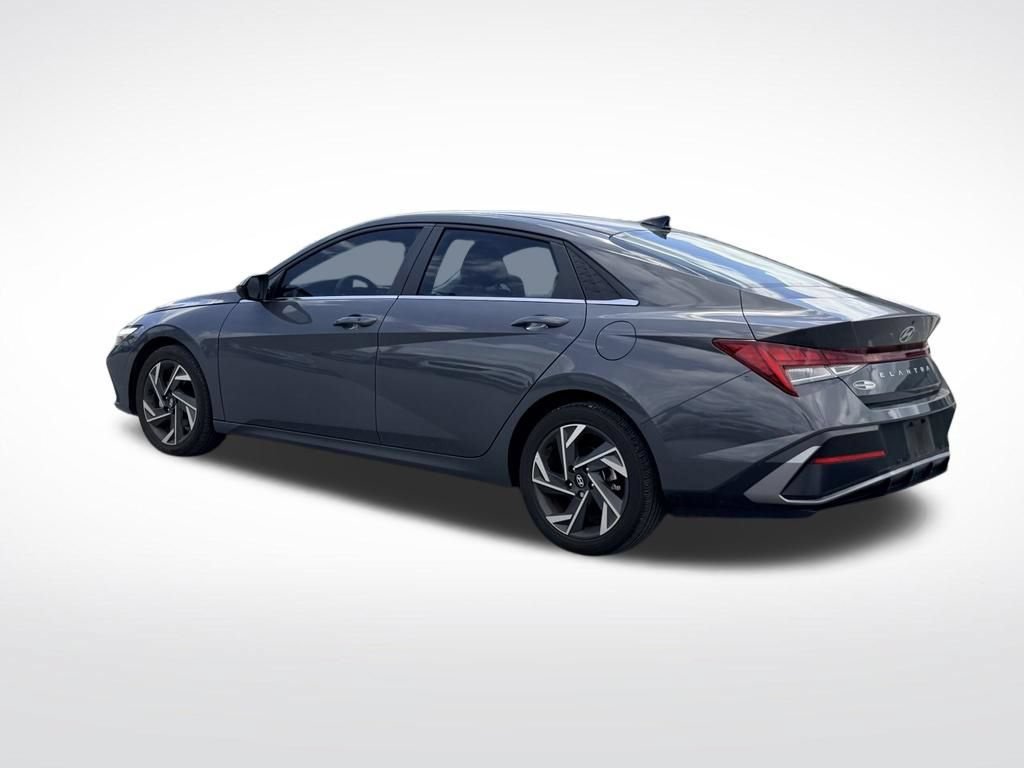 Used 2024 Hyundai Elantra SEL w/ Convenience Package FWD image 5