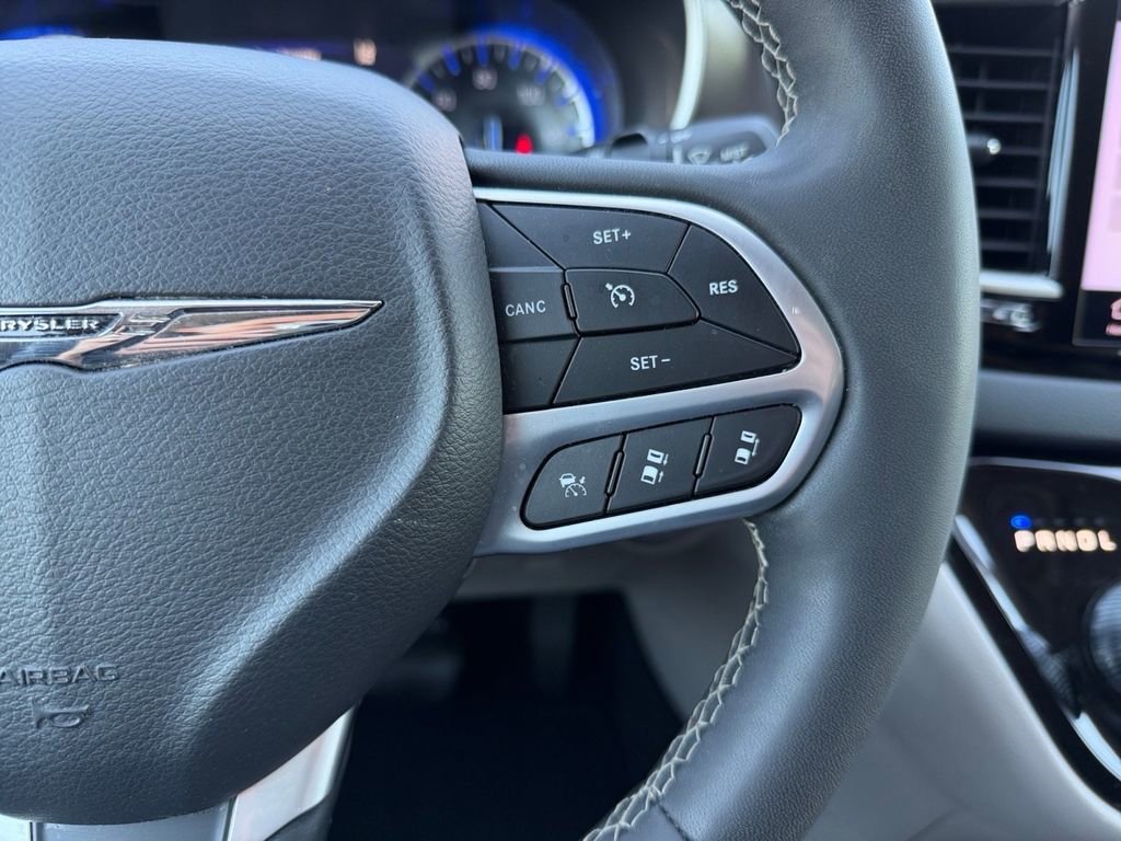 Used 2023 Chrysler Pacifica Touring-L image 24