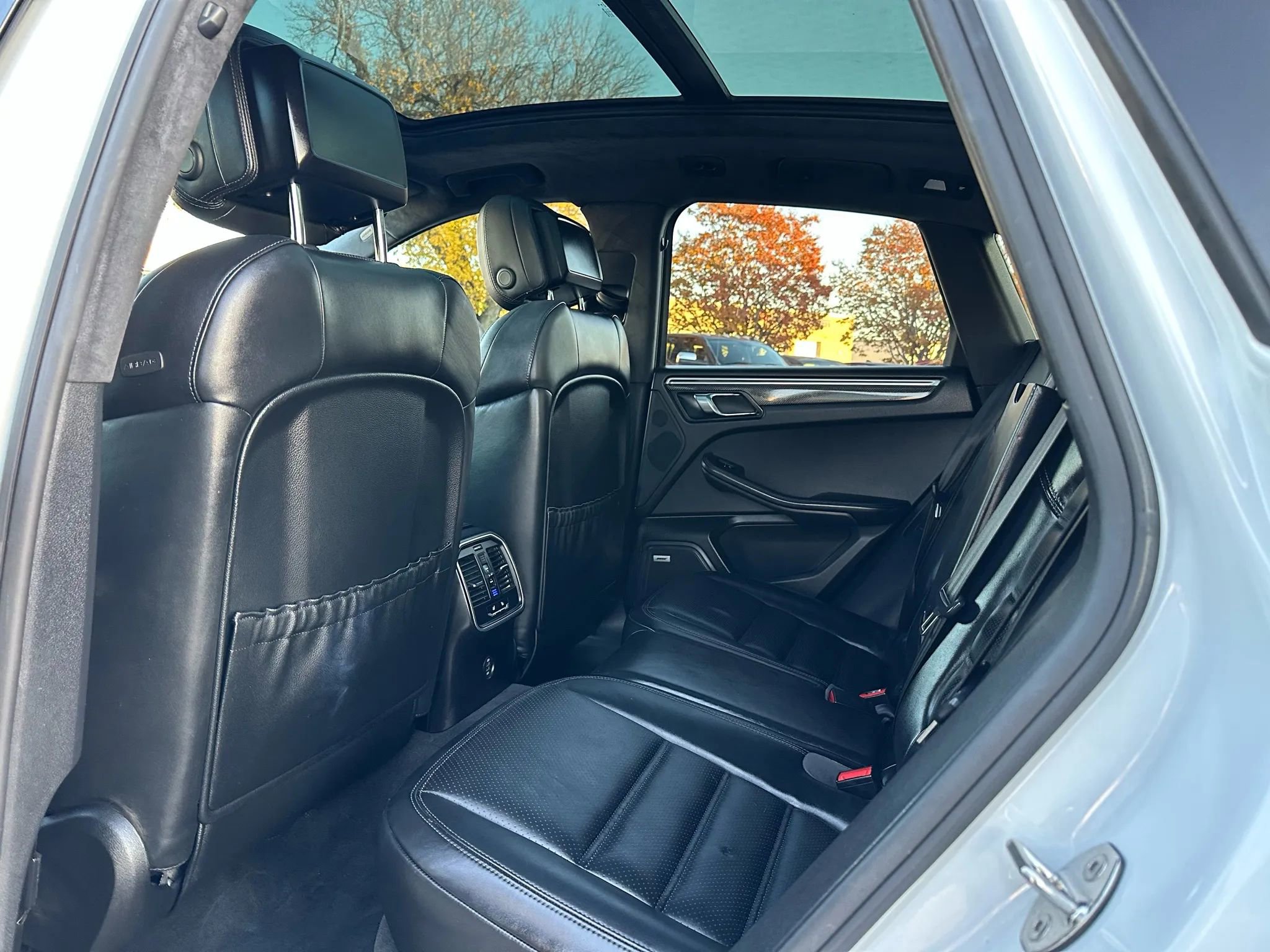 Used 2017 Porsche Macan Turbo image 19