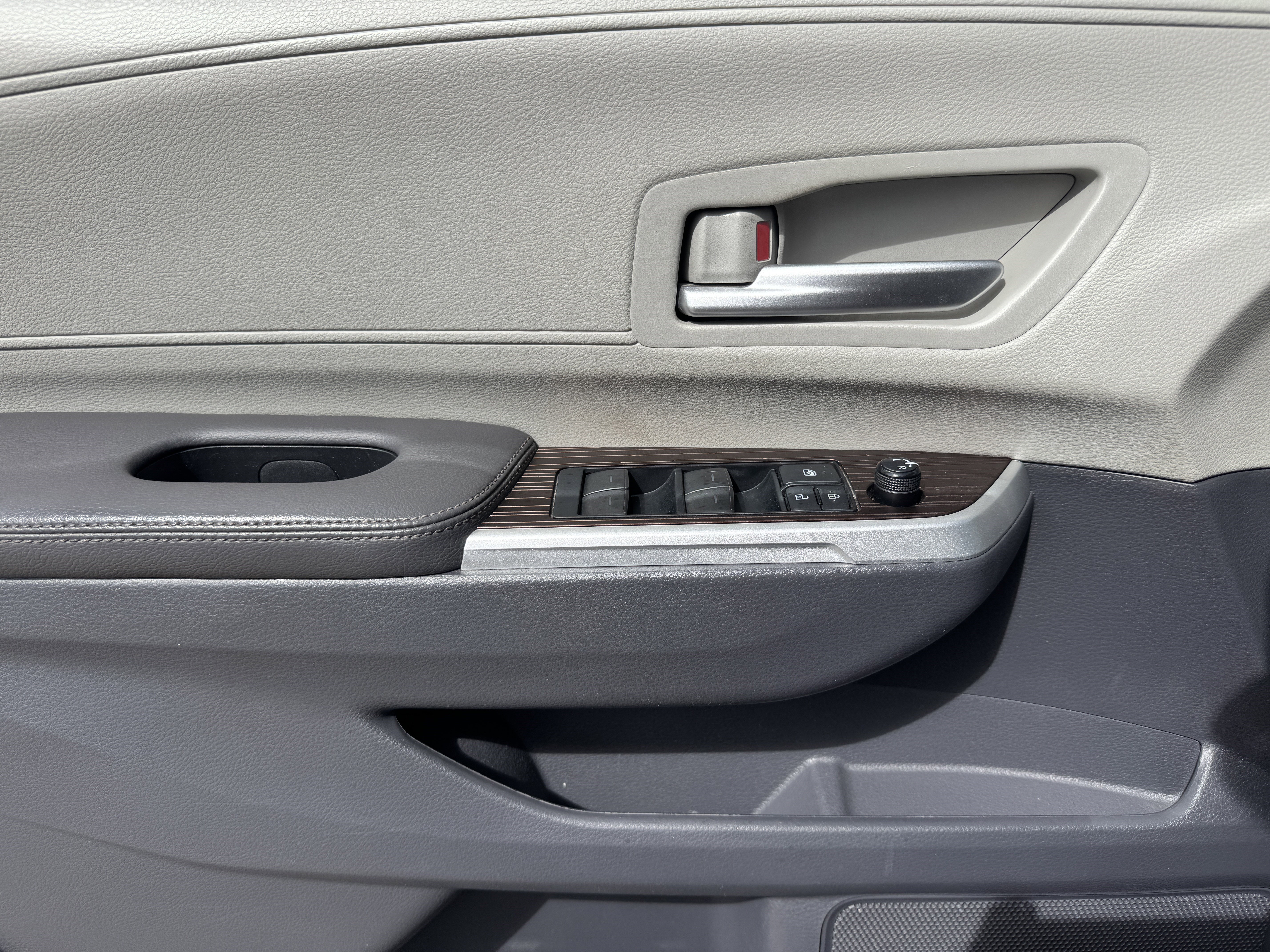 Used 2021 Toyota Sienna XLE w/ XLE Plus Package image 9