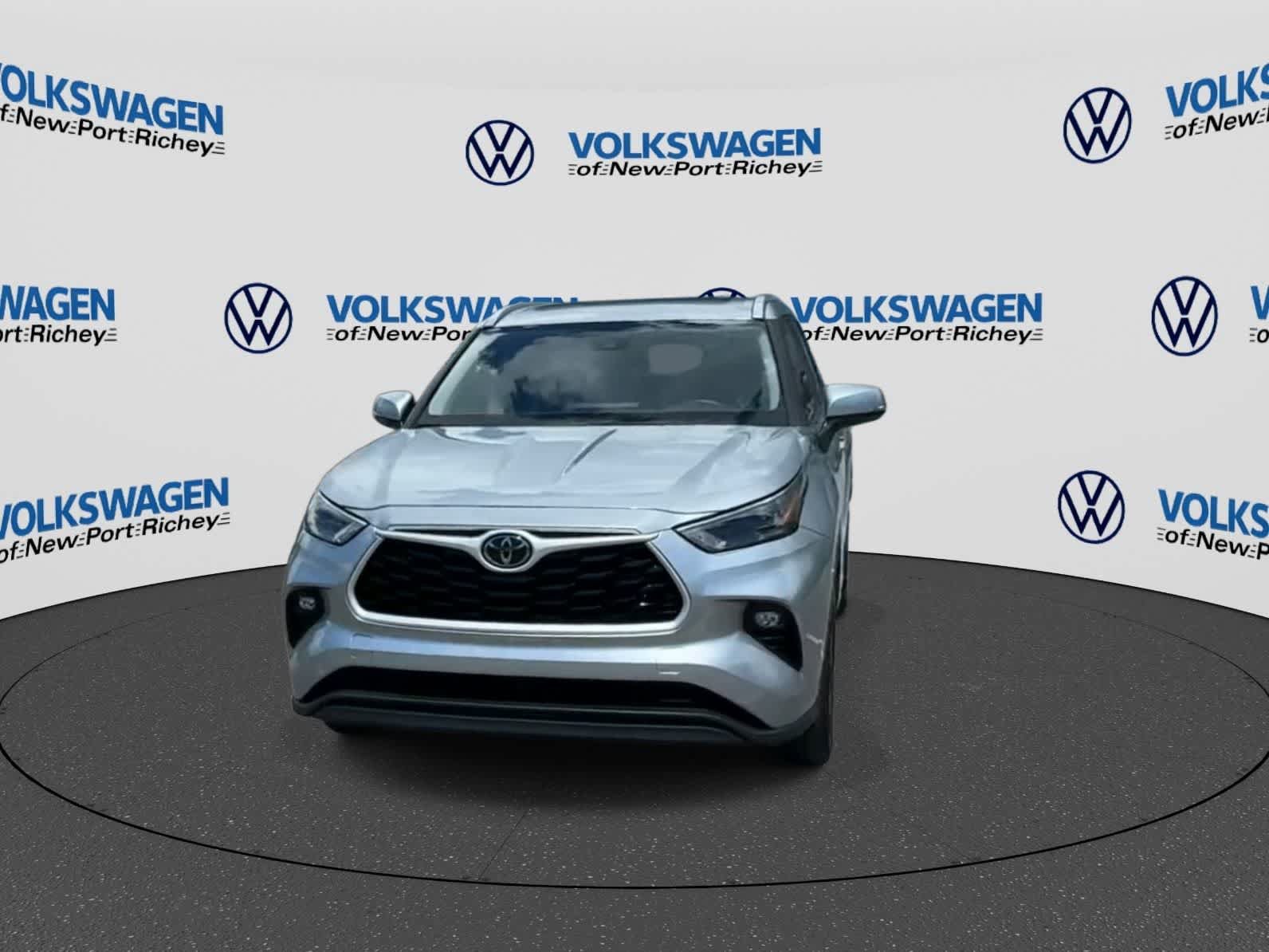 Used 2025 Toyota Highlander XLE FWD image 3