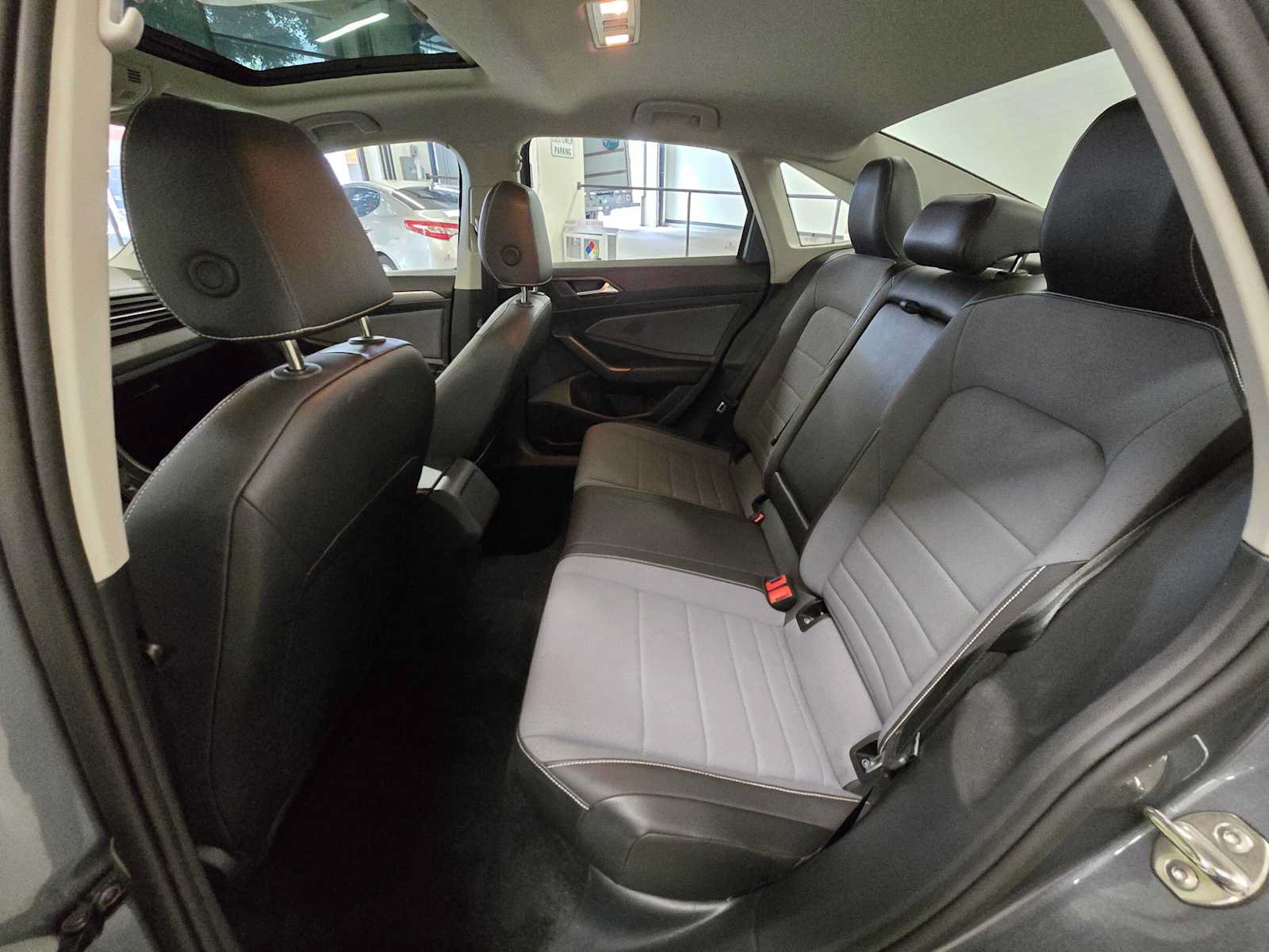 Used 2025 Volkswagen Jetta SE FWD image 15