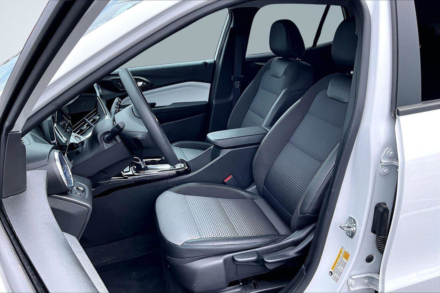 Used 2025 Chevrolet Trax LT FWD image 26