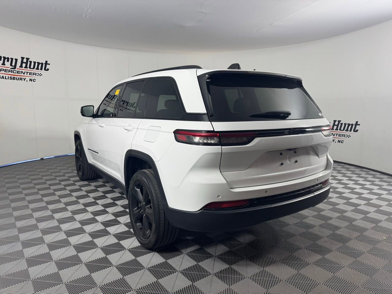 Used 2023 Jeep Grand Cherokee Altitude RWD image 11