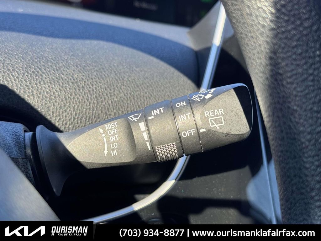 Used 2022 Toyota Prius LE image 28