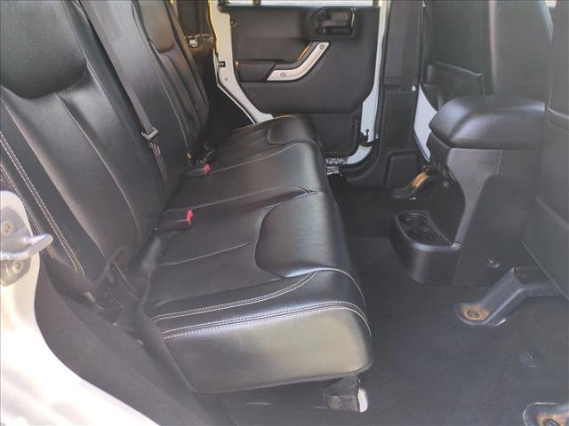 Used 2015 Jeep Wrangler Unlimited Rubicon w/ Connectivity Group AWD/4WD image 18