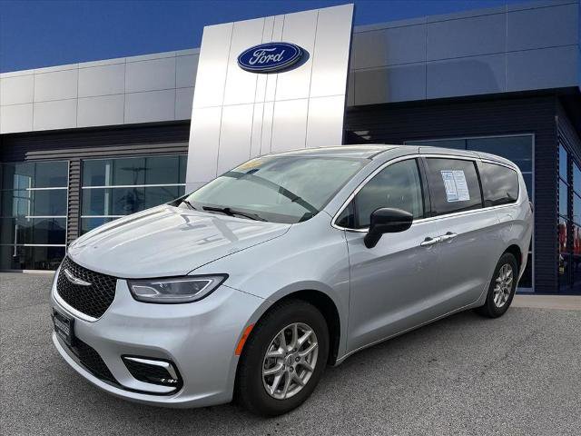 Used 2024 Chrysler Pacifica Touring-L image 4