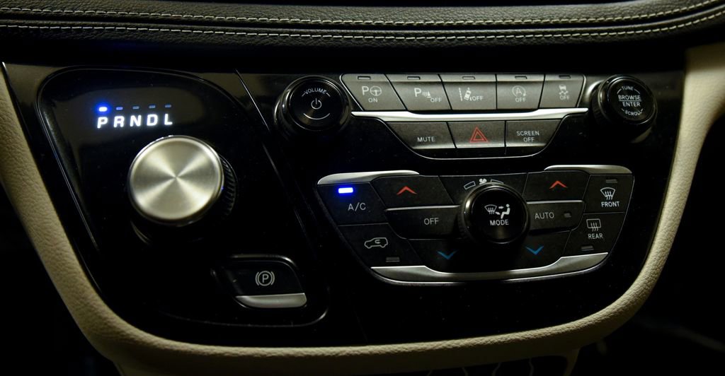 Used 2023 Chrysler Pacifica Touring-L image 19