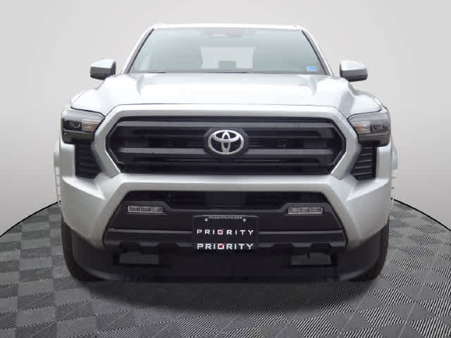 Used 2025 Toyota Tacoma SR5 AWD/4WD image 5