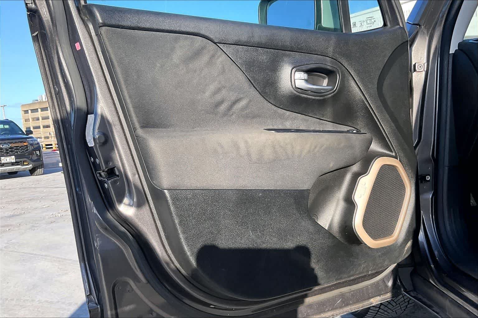 Used 2016 Jeep Renegade Limited FWD image 27