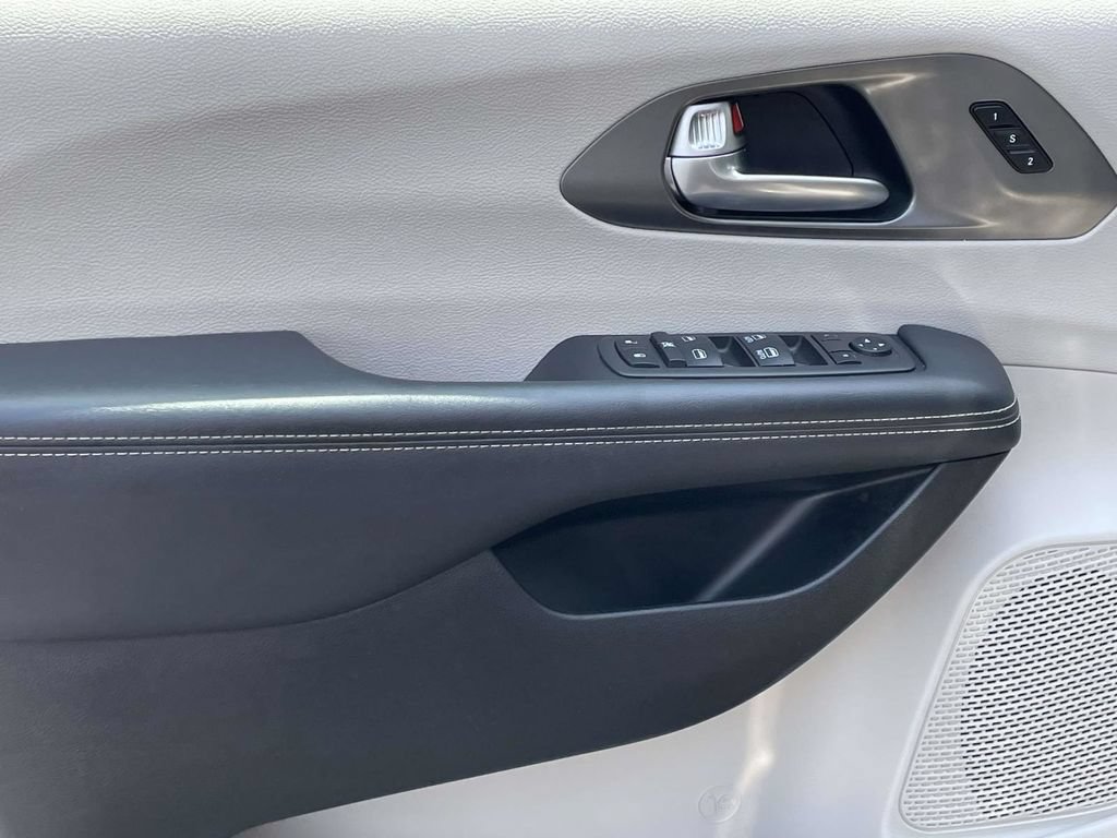 Certified 2024 Chrysler Pacifica Touring-L FWD image 23
