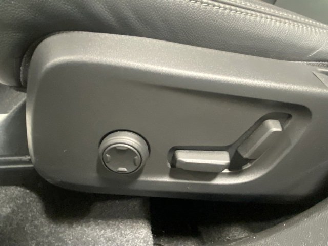 Used 2025 Volvo XC40 B5 Plus image 12