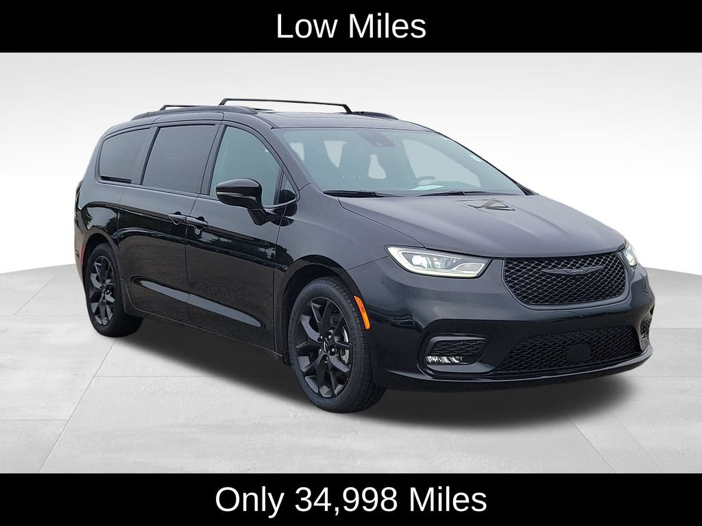 Used 2025 Chrysler Pacifica Limited FWD image 2