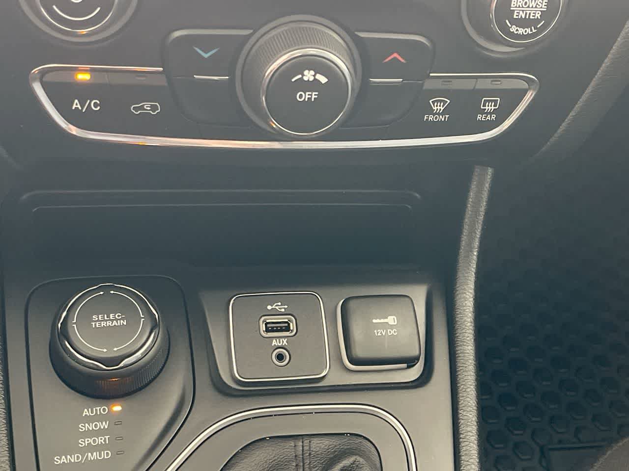 Used 2019 Jeep Cherokee Latitude w/ Cold Weather Group AWD/4WD image 19