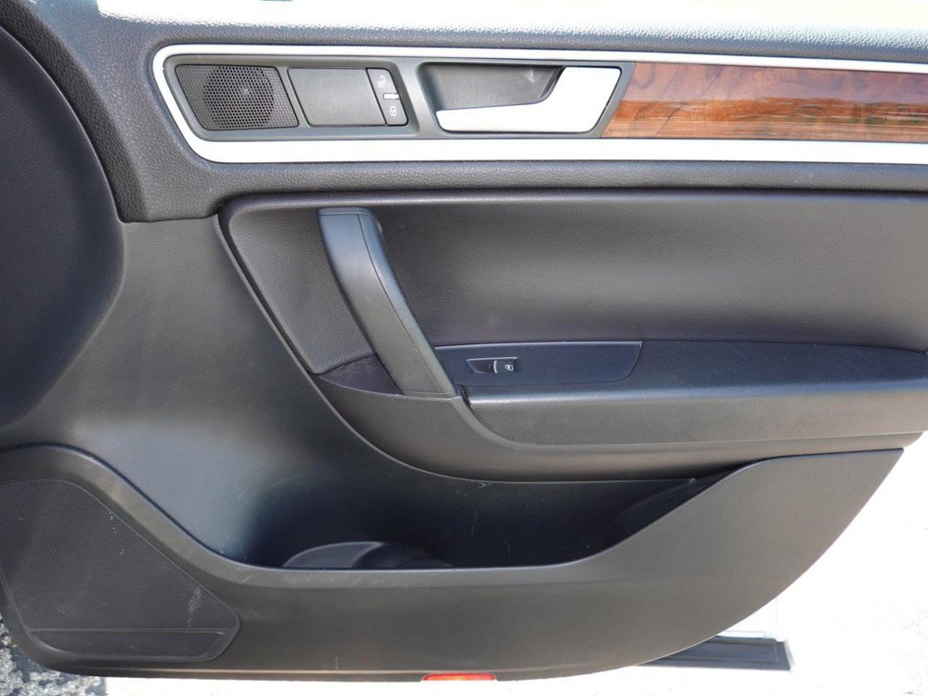 Used 2013 Volkswagen Touareg VR6 image 23