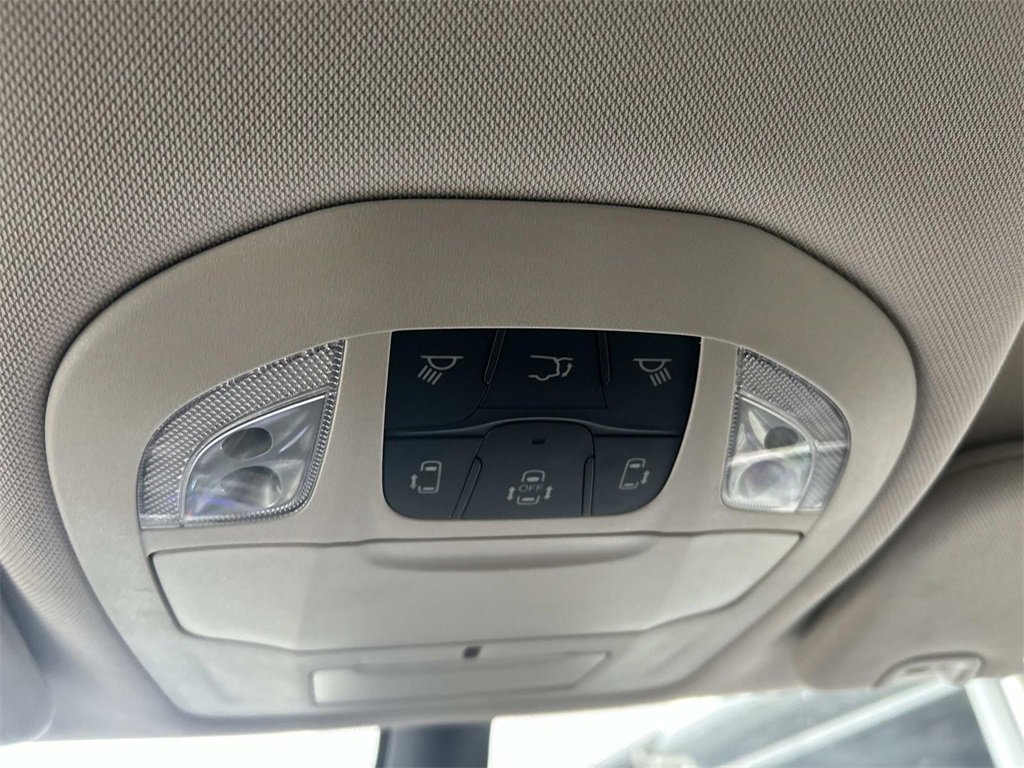 Used 2023 Chrysler Pacifica Touring-L image 30
