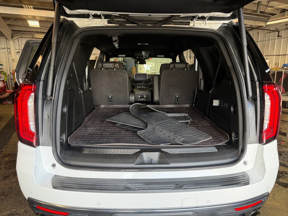 Used 2024 GMC Yukon AT4 w/ Technology Package AWD/4WD image 17