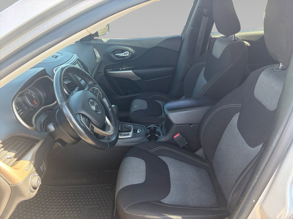 Used 2018 Jeep Cherokee Latitude w/ Altitude Package image 10