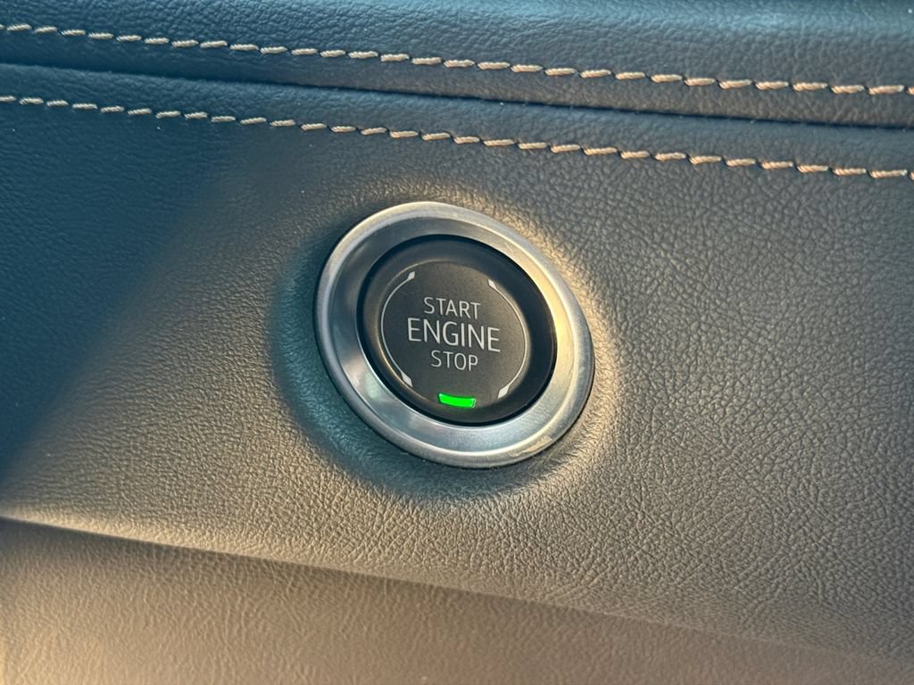 Used 2025 Cadillac Escalade Premium Luxury AWD/4WD image 34