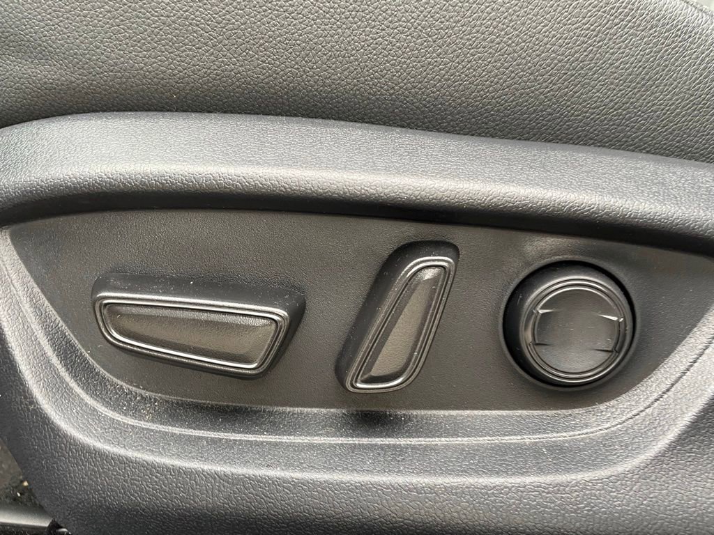 Used 2025 Toyota Camry SE w/ Convenience Package image 10