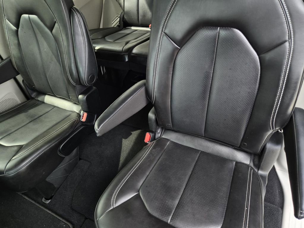 Used 2023 Chrysler Pacifica Touring-L image 12