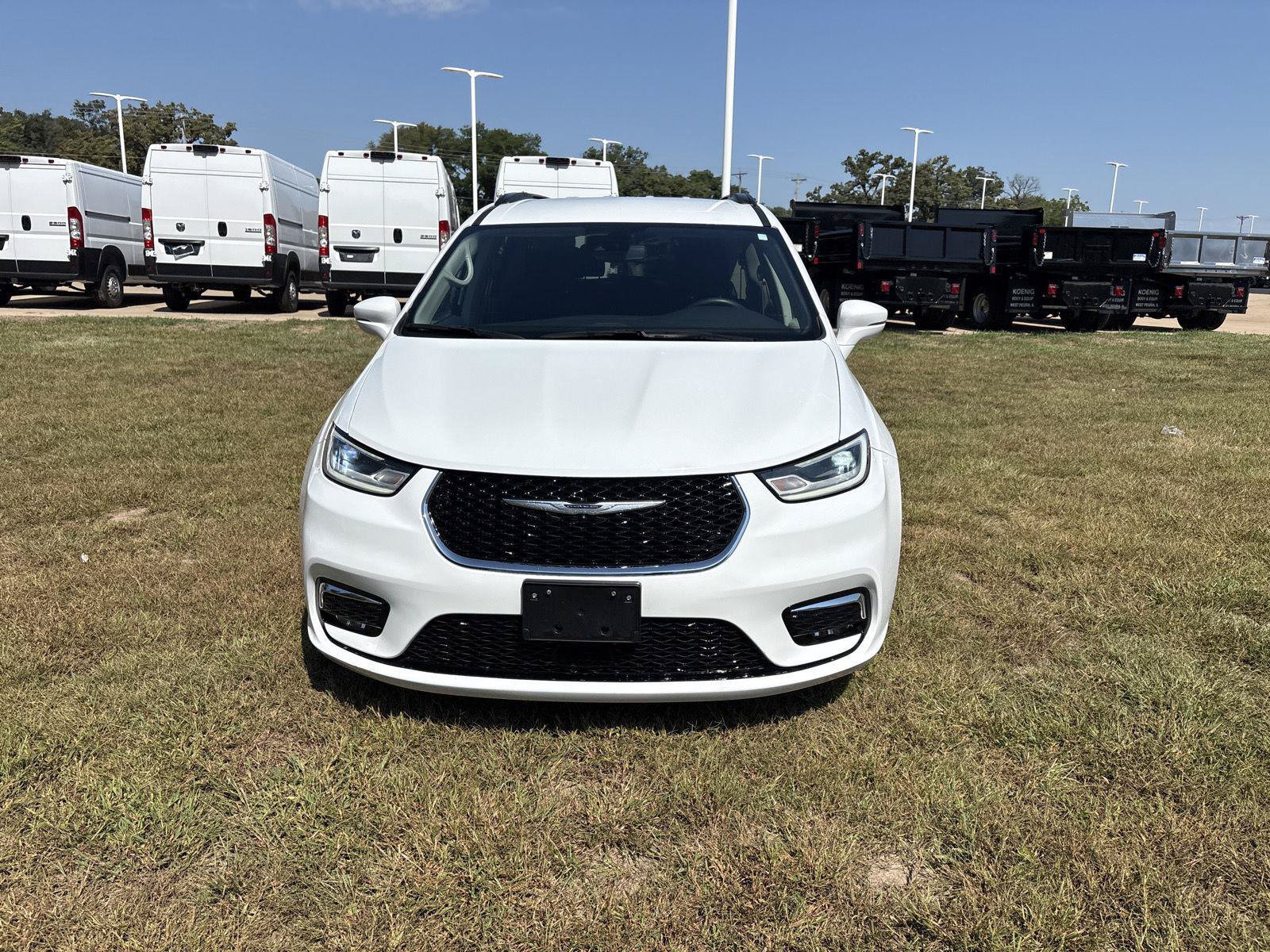 Used 2021 Chrysler Pacifica Touring FWD image 2