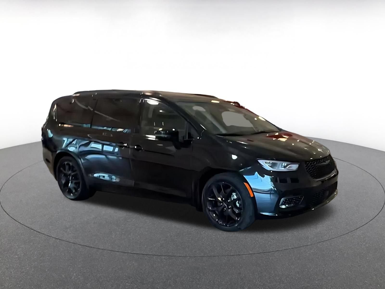Used 2025 Chrysler Pacifica Limited FWD video 2