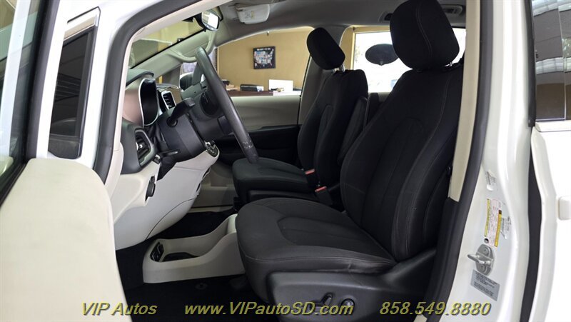 Used 2017 Chrysler Pacifica Touring FWD image 15