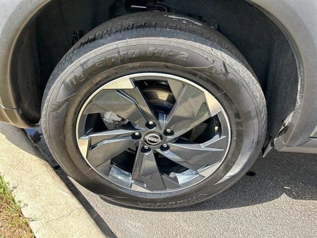 Used 2024 Nissan Rogue SV image 49