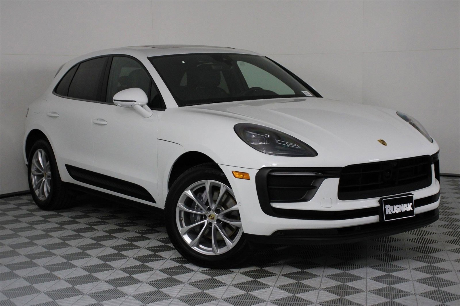 Used 2025 Porsche Macan image 9