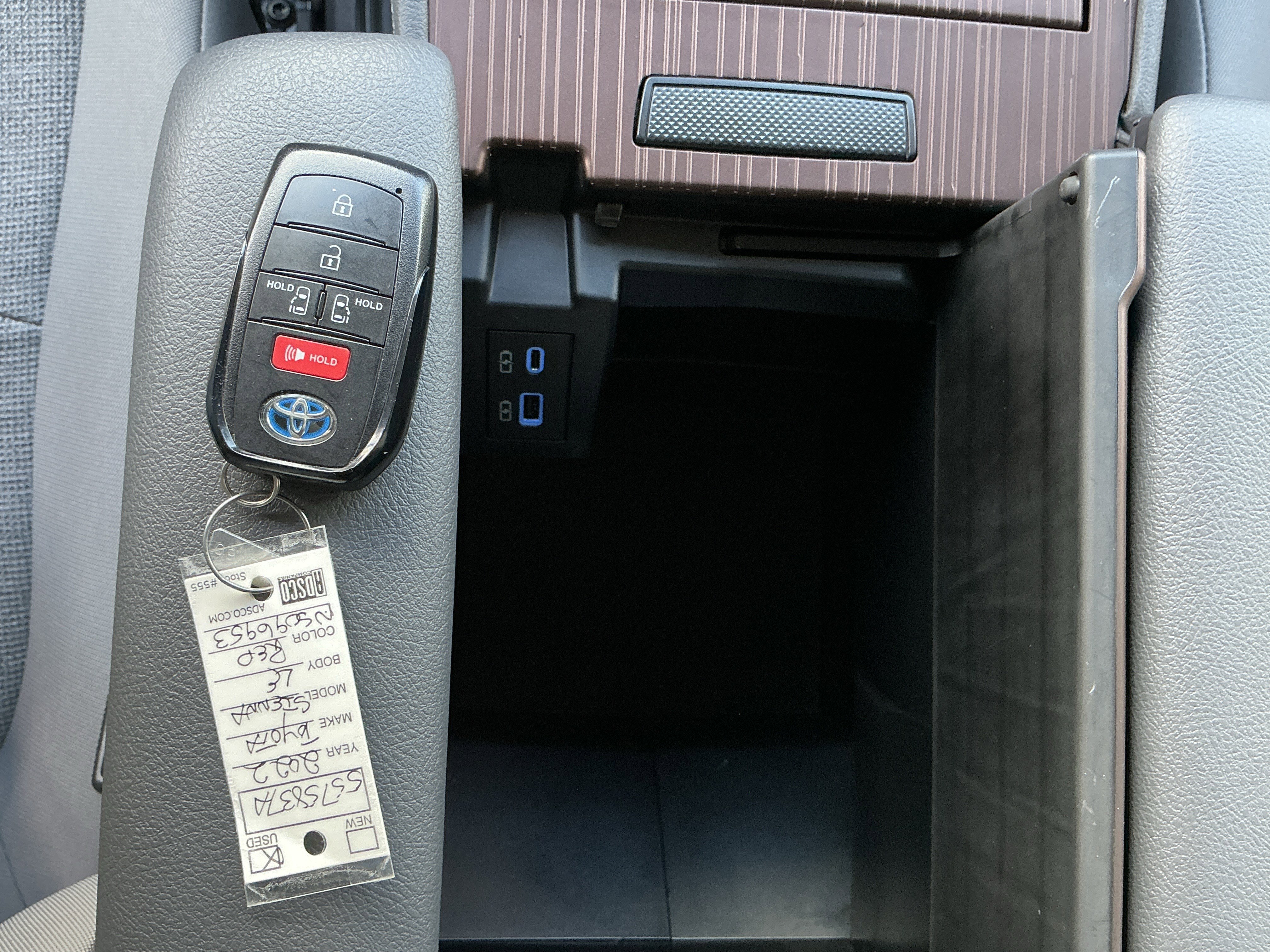 Used 2022 Toyota Sienna LE image 32