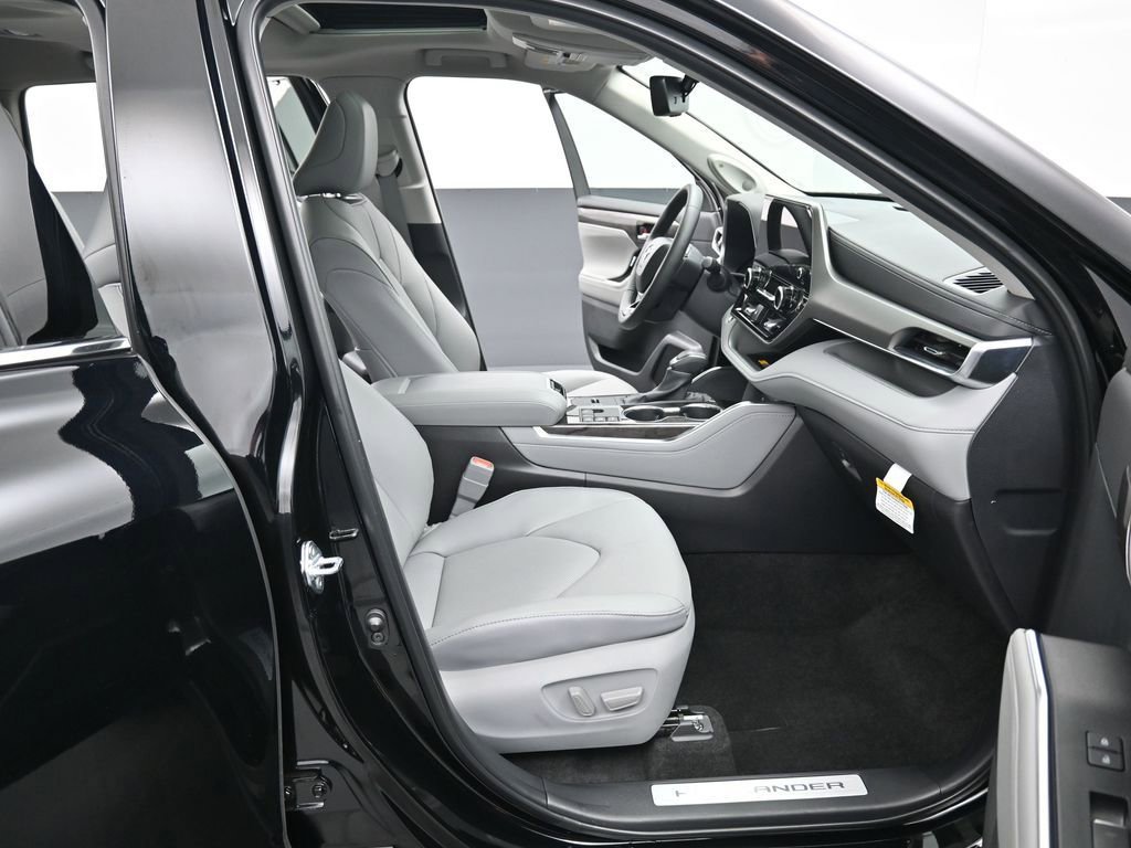 Used 2025 Toyota Highlander Limited image 39