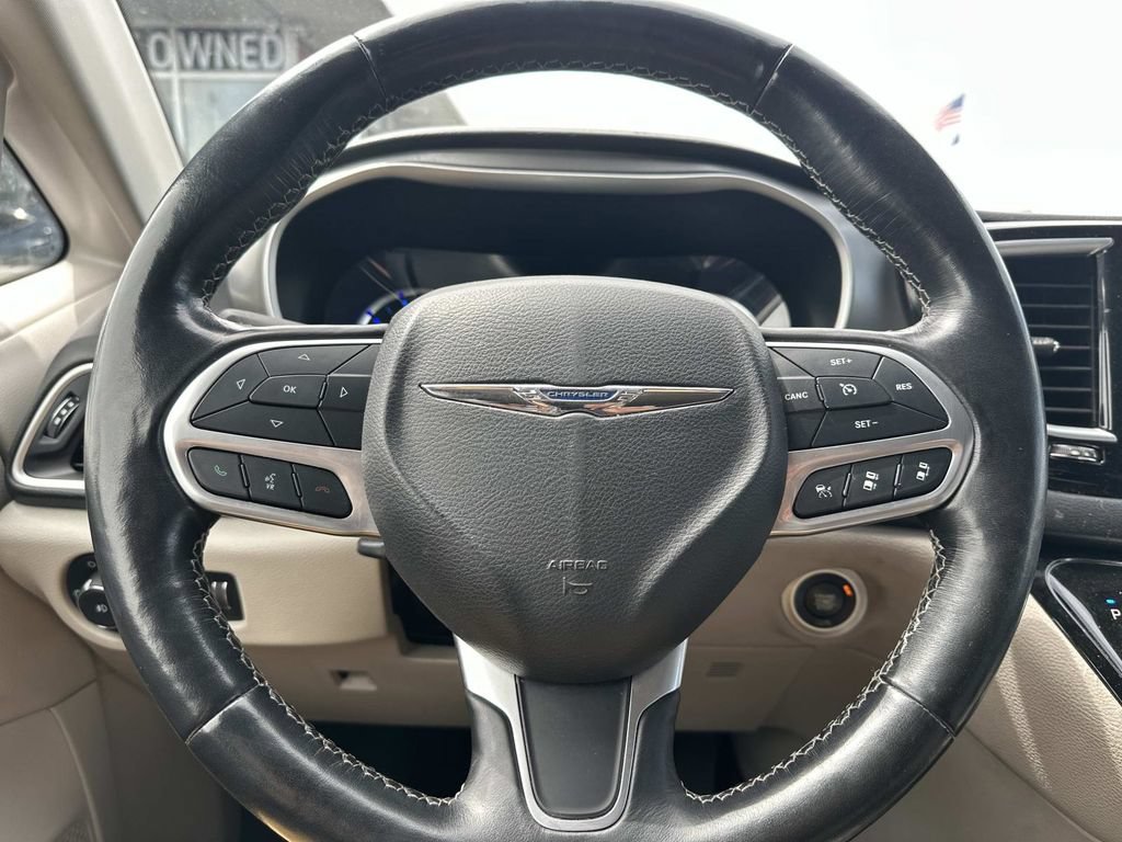 Used 2021 Chrysler Pacifica Touring-L FWD image 21