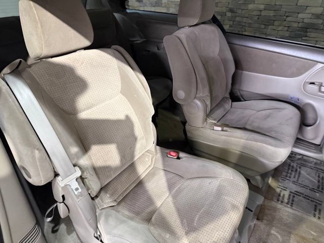 Used 2010 Toyota Sienna LE FWD image 31