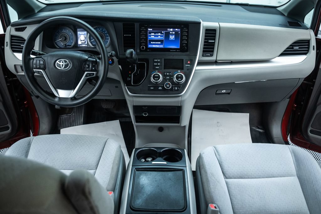 Used 2020 Toyota Sienna LE w/ LE Preferred Package FWD image 21