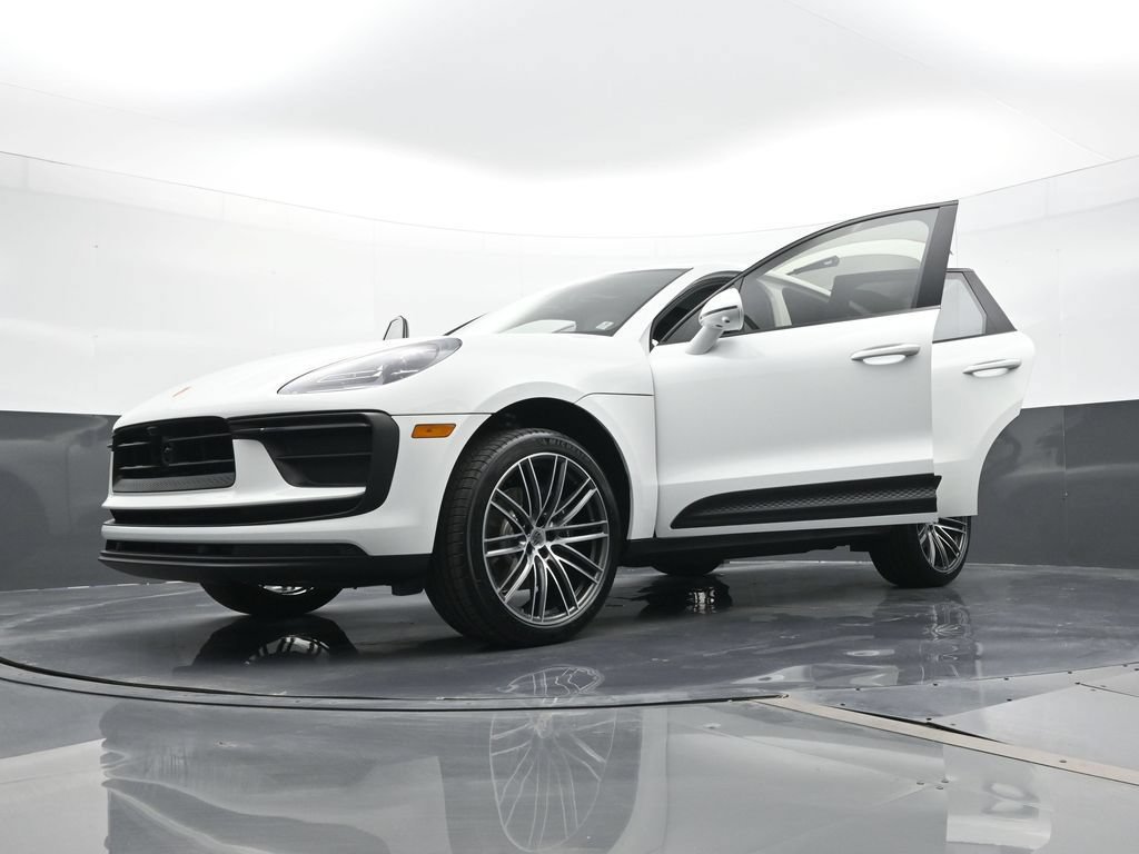 Certified 2025 Porsche Macan AWD/4WD image 34