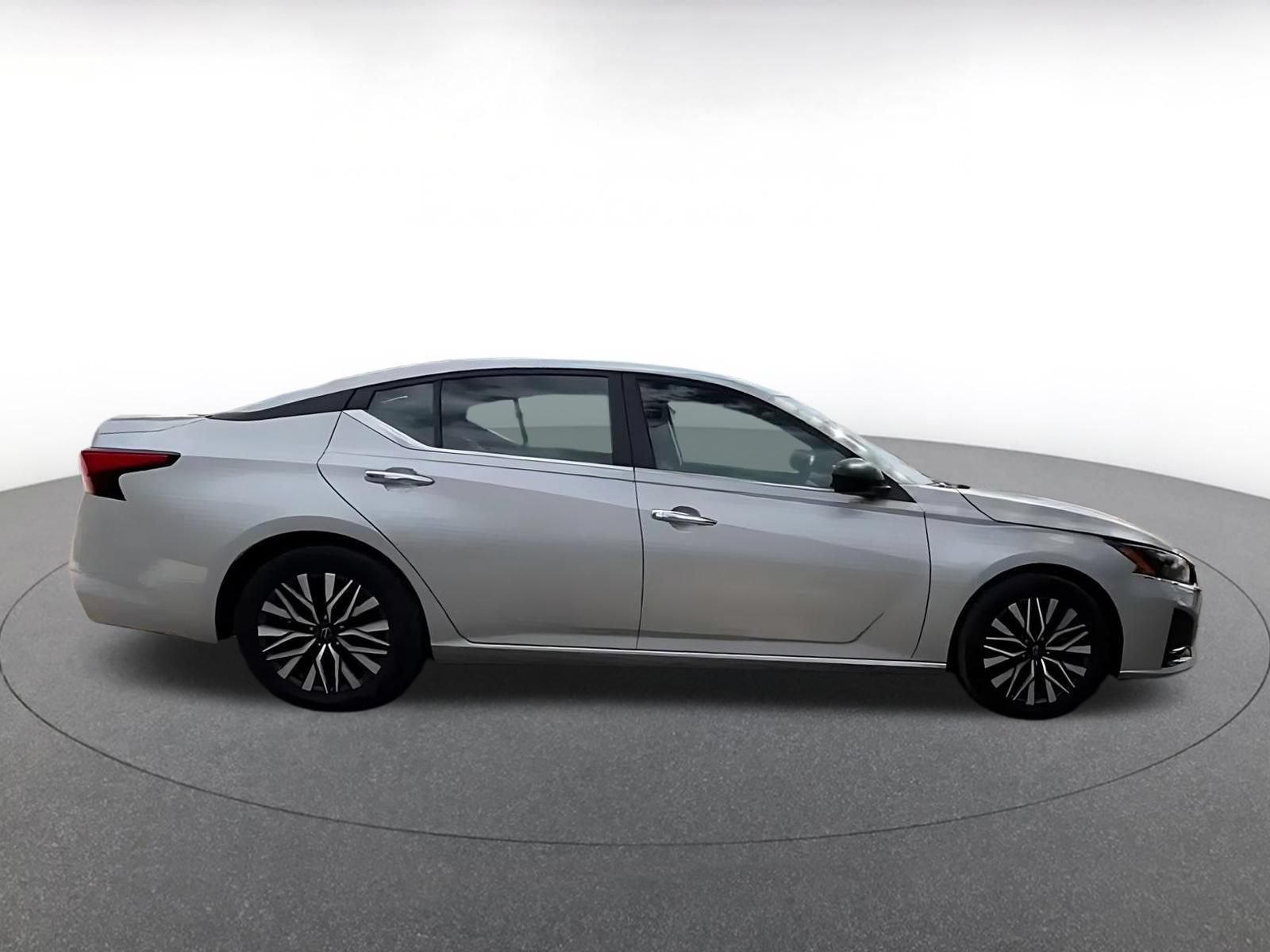 Used 2025 Nissan Altima 2.5 SV FWD image 15