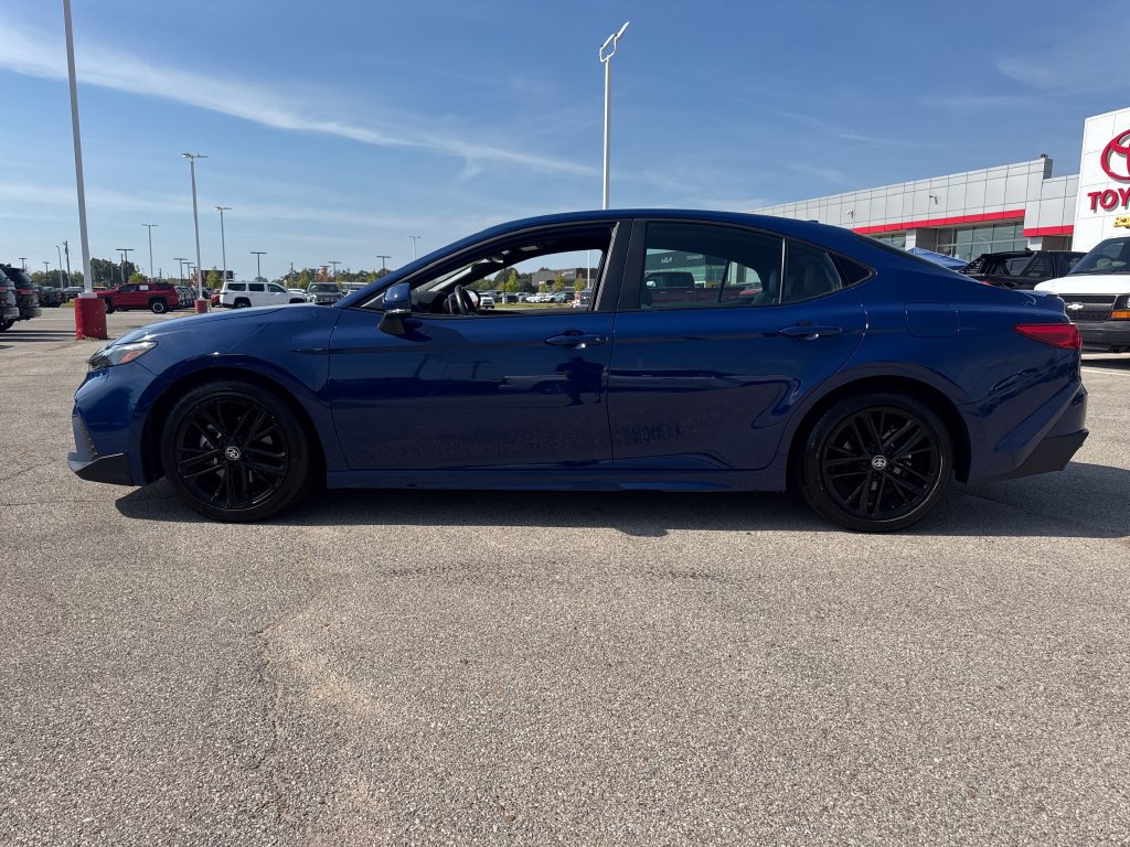 Used 2025 Toyota Camry SE FWD image 3