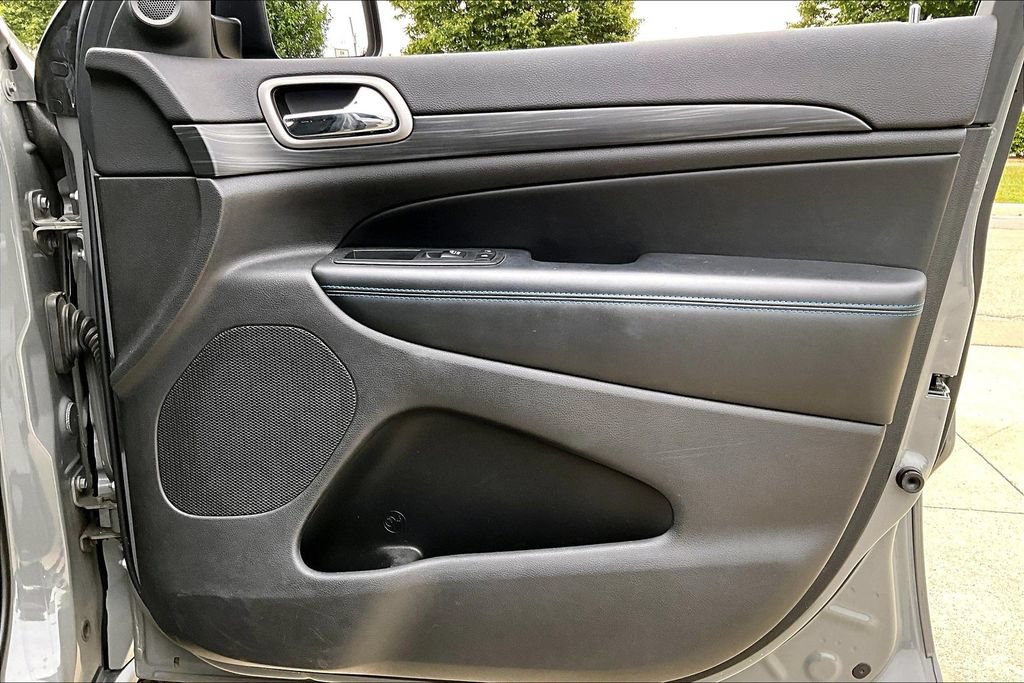 Used 2019 Jeep Grand Cherokee Laredo AWD/4WD image 23