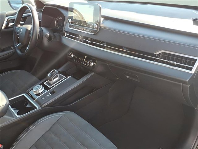 Used 2024 Mitsubishi Outlander AWD image 21