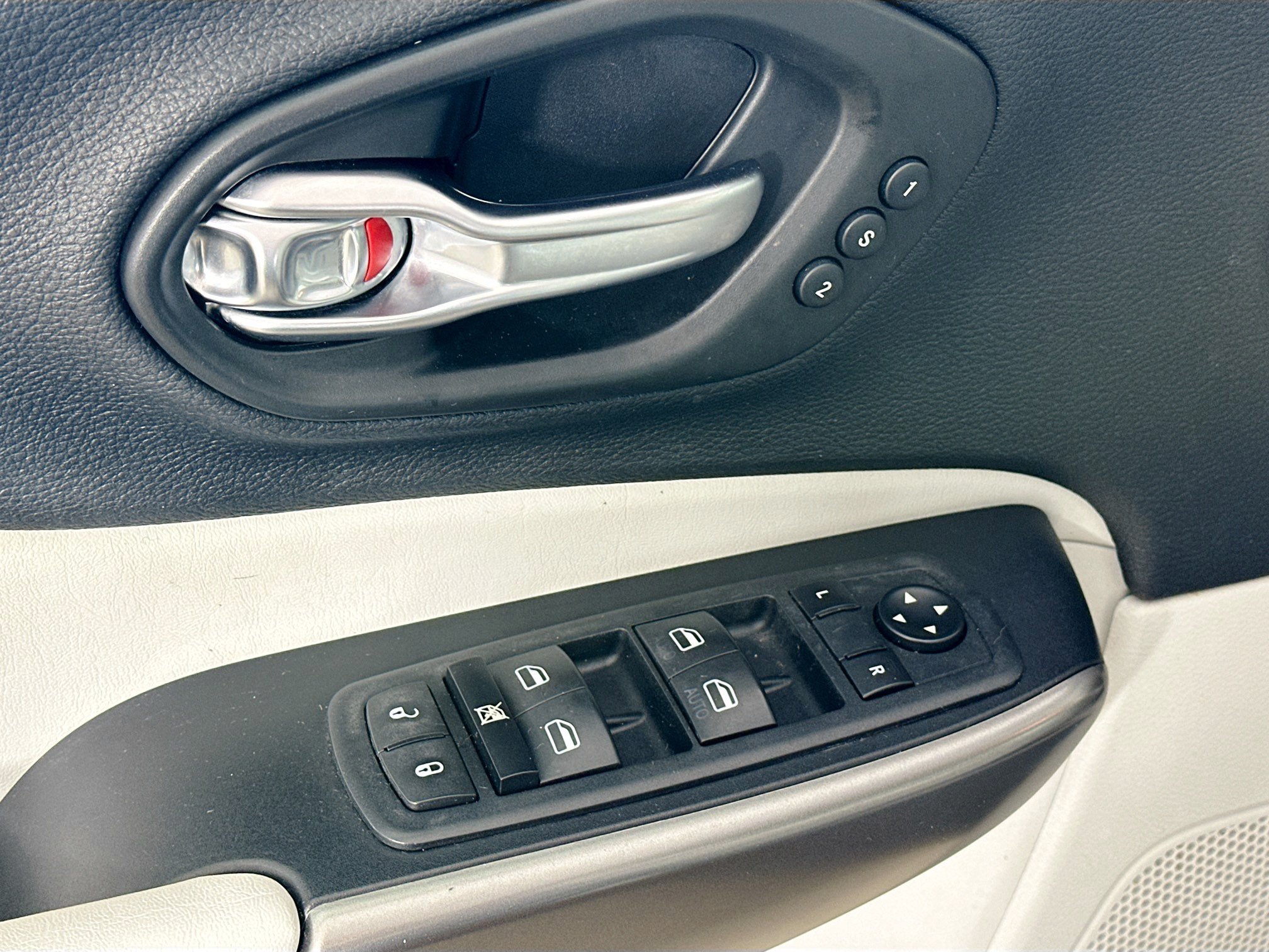 Used 2020 Jeep Cherokee Limited AWD/4WD image 22
