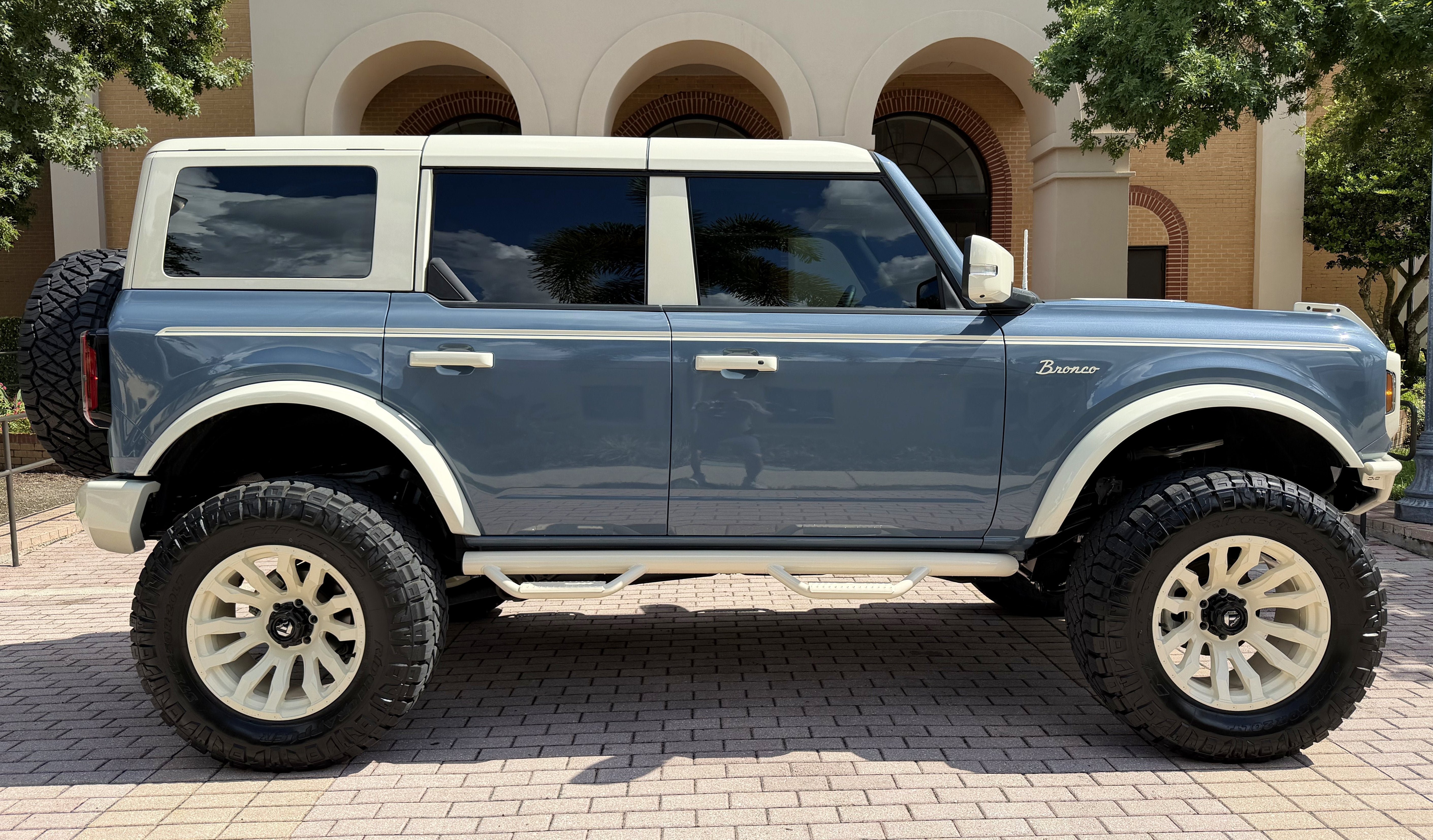 Used 2025 Ford Bronco Outer Banks AWD/4WD image 2