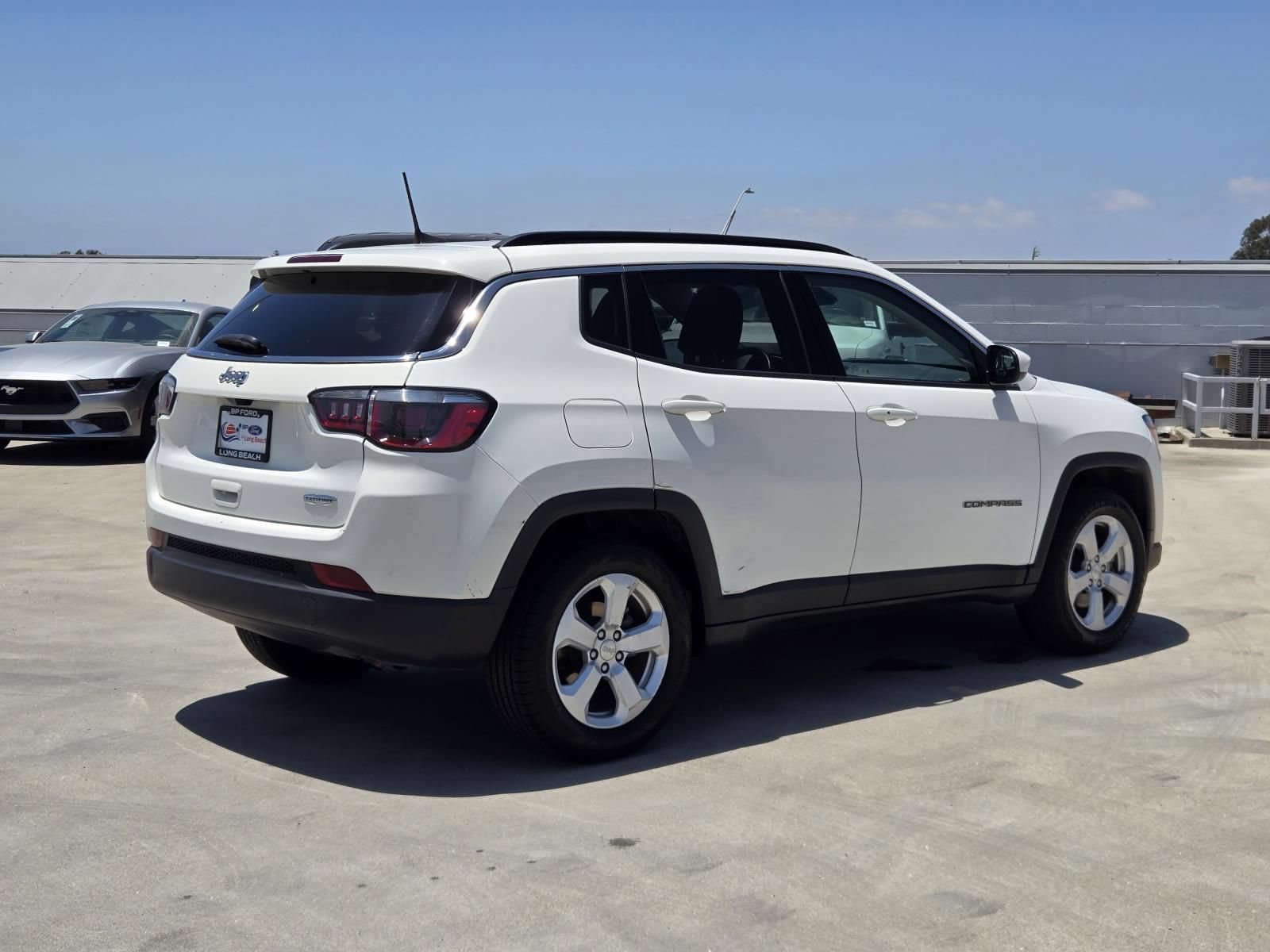 Used 2018 Jeep Compass Latitude w/ Popular Equipment Group FWD image 4