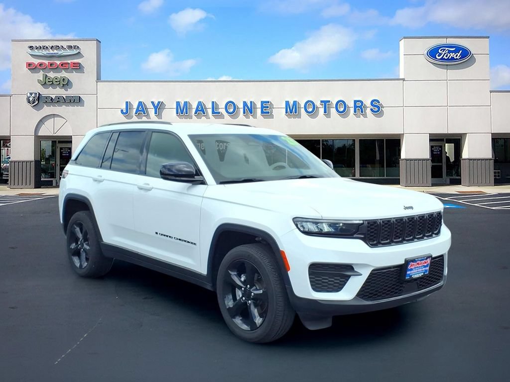 Used 2023 Jeep Grand Cherokee Altitude AWD/4WD image 10