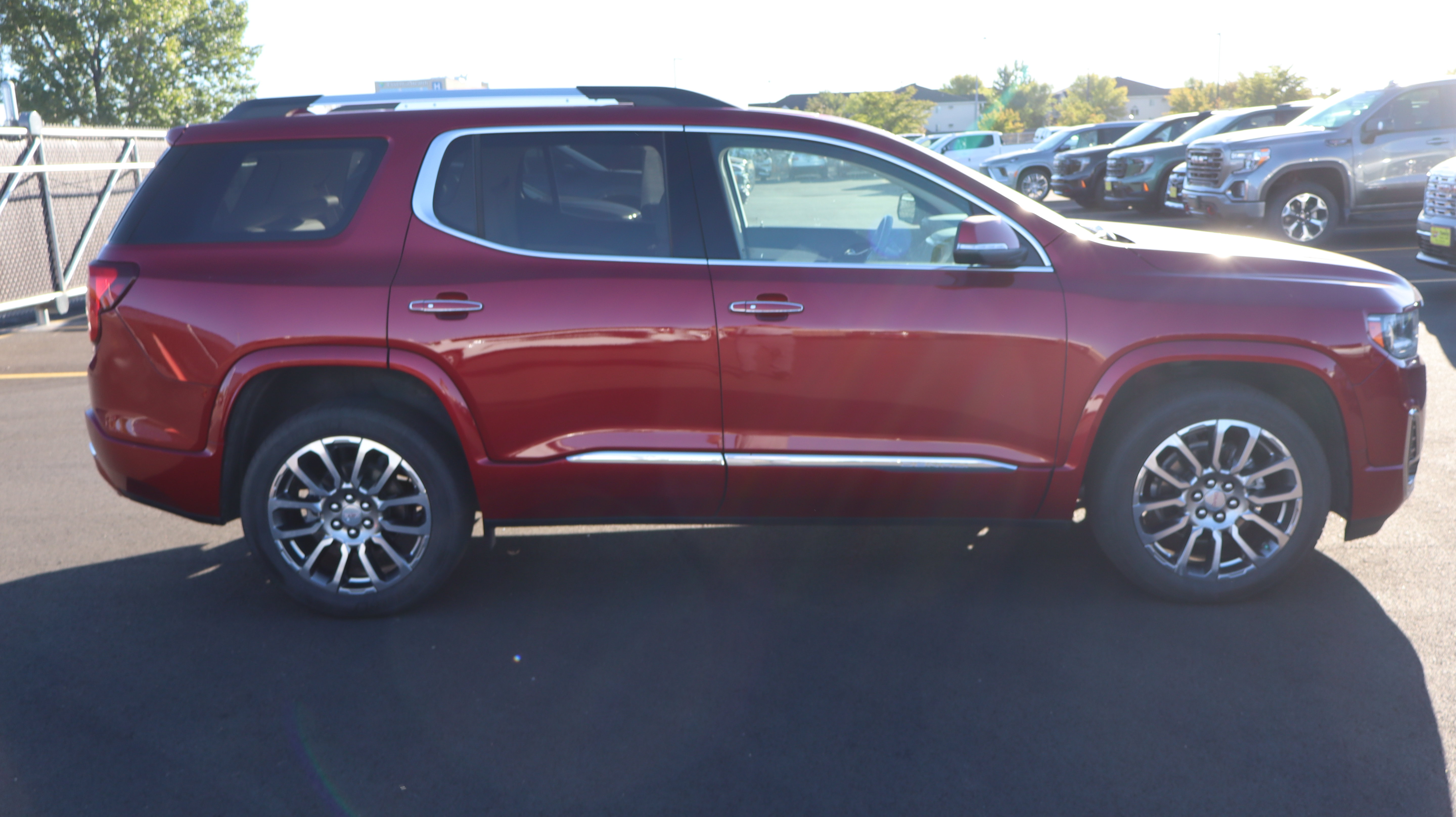 Used 2023 GMC Acadia Denali w/ Denali Ultimate Package AWD/4WD image 8