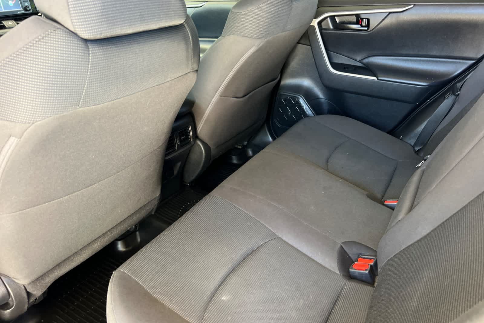 Used 2021 Toyota RAV4 LE AWD/4WD image 4