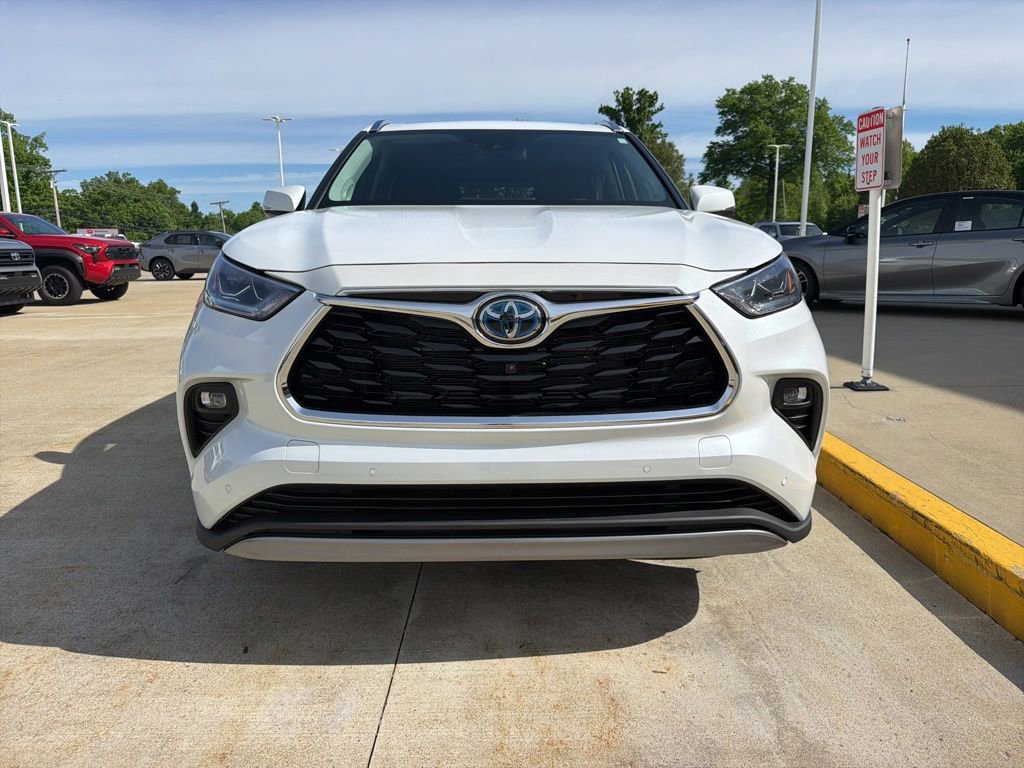Used 2023 Toyota Highlander Platinum AWD/4WD image 2